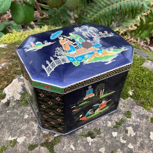 Vintage Daher Black & Gold Tea Tin Storage Box w/ Asian Scenes and Hinged Lid (Made in England)