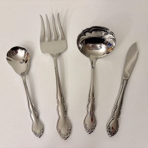 Vintage Oneida "Dover" Stainless Set mit 4 Servierutensilien: Fleischgabel, Soßenkelle, Zuckerschalenlöffel und Buttermesser.