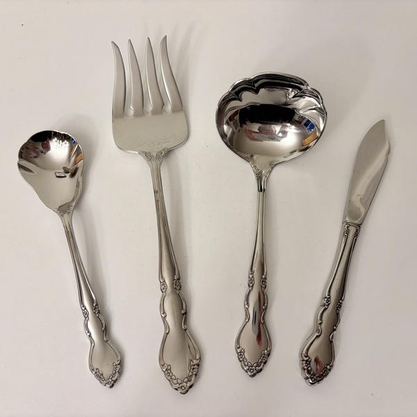 Juego de 4 utensilios para servir vintage Oneida "Dover" de acero inoxidable: tenedor para carne, cucharón para salsa, cuchara para azucarar y cuchillo para mantequilla.