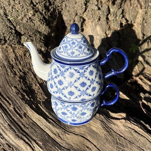 Set da tè impilabile monodose Harry & David del 2005 con teiera e tazza decorate con motivo floreale blu e bianco (tè per una persona)