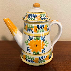 Op de afbeelding: Een rustiek houten bord met de tekst "Welcome to our home" in witte letters. Het bord heeft een verweerde afwerking en een eenvoudig, uitnodigend ontwerp, perfect voor een veranda of entree.