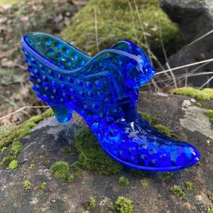 Fenton 6&quot; Colonial Blue Hobnail Art Glass &quot;Cat&#39;s Head&quot; Shoe / &quot;Puss In Boots&quot; Slipper / Victorian Style Heeled Shoe