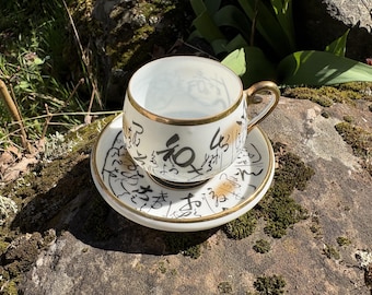 Vintage litopan demitasse tekopp och fat med handmålad japansk skrift och bild av geishaflicka (tillverkad i Japan)