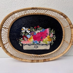 Panier ovale vintage en tole peint avec pastèque, raisins, poires, baies, fleurs
