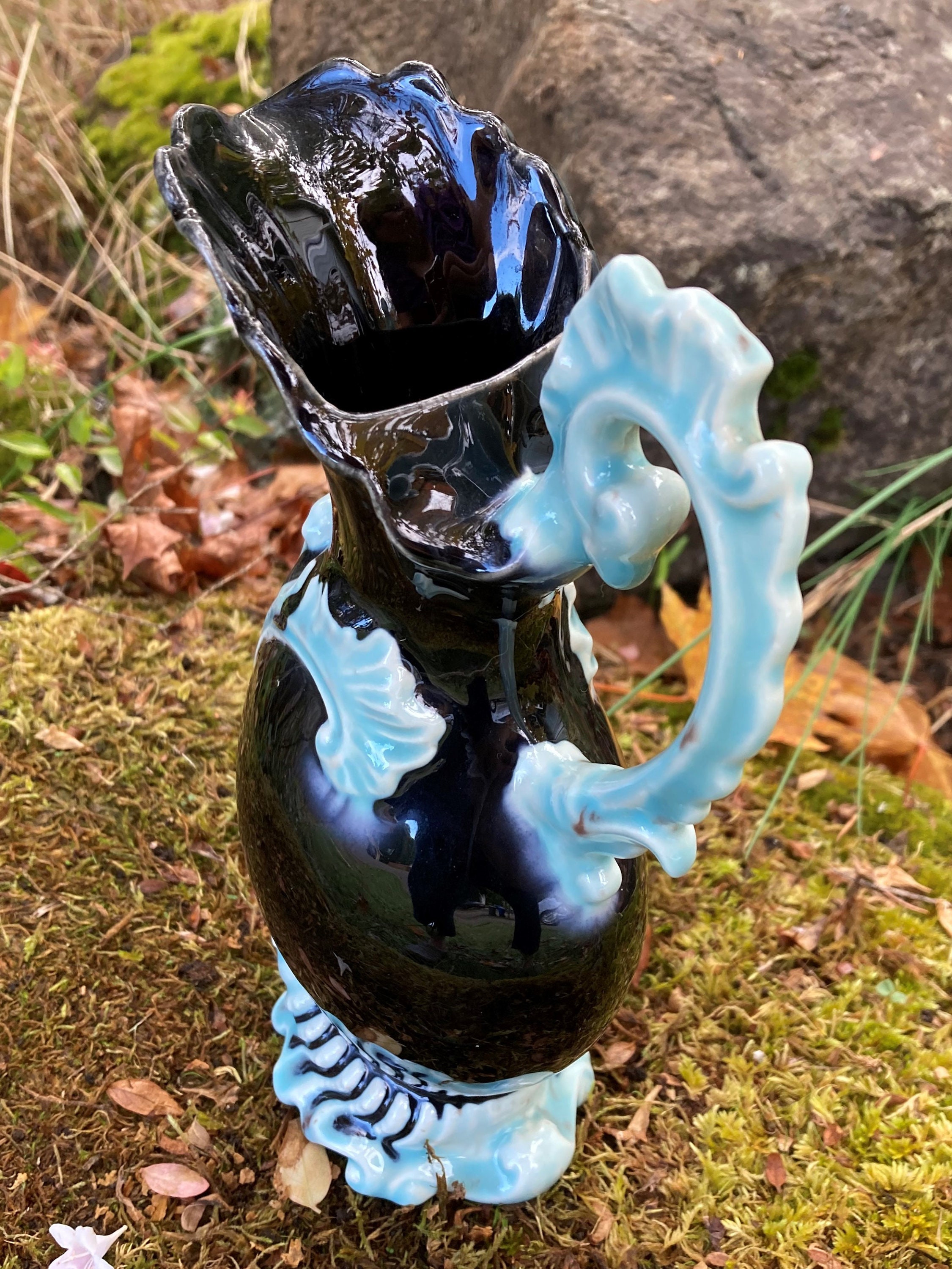 1970 年代のヴィンテージ、黒とライトブルーの装飾的な陶器の 8.25