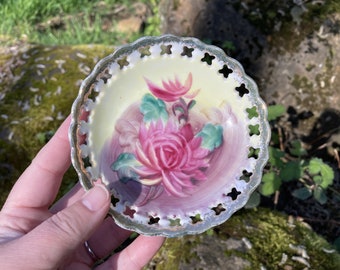 Bague ou porte-bidon vintage japonais rond en porcelaine réticulée 4,5" / porte-sachet de thé avec découpes, fleurs roses et bordure dorée