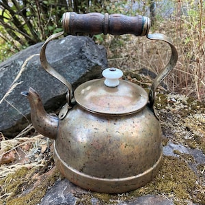 Petite bouilloire à thé vintage en cuivre ou en laiton avec manche en bois et bouton en céramique (fabriqué au Portugal)