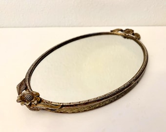 Vintage Matson Oval Waschtisch oder Wandspiegel mit geätztem Metallrand und Anemonenblumengriffen