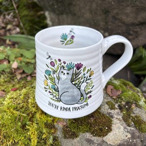 Puede incluir: Un letrero de madera rústica con el texto "Welcome to our home" en letras blancas. El letrero presenta un acabado envejecido y un diseño simple y acogedor, perfecto para un porche o entrada.