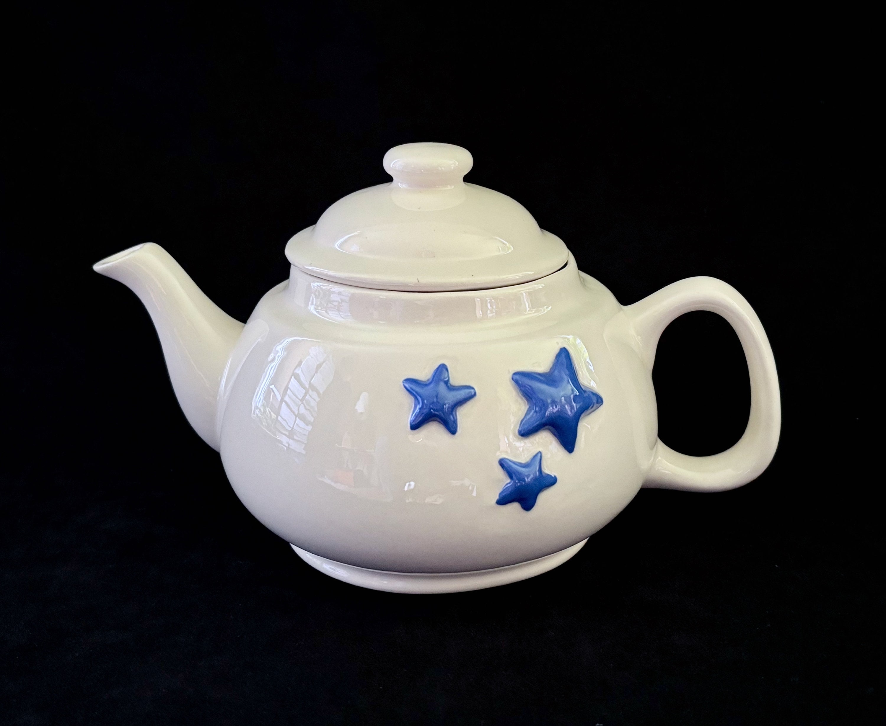 ANNIE BLAUWPOT TENCATE（アン　ブラウポット　テン　カーテ） Vintage Ceramic Small 16 Oz. White Teapot With Embossed Blue