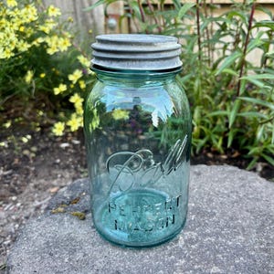 Vintage 1920er Jahre Ball &quot;Perfect Mason&quot; Blaues Glas Quart-Einmachglas mit Ball-Marken-Zinkdeckel, Boyd&#39;s Milchglas-Einsatz