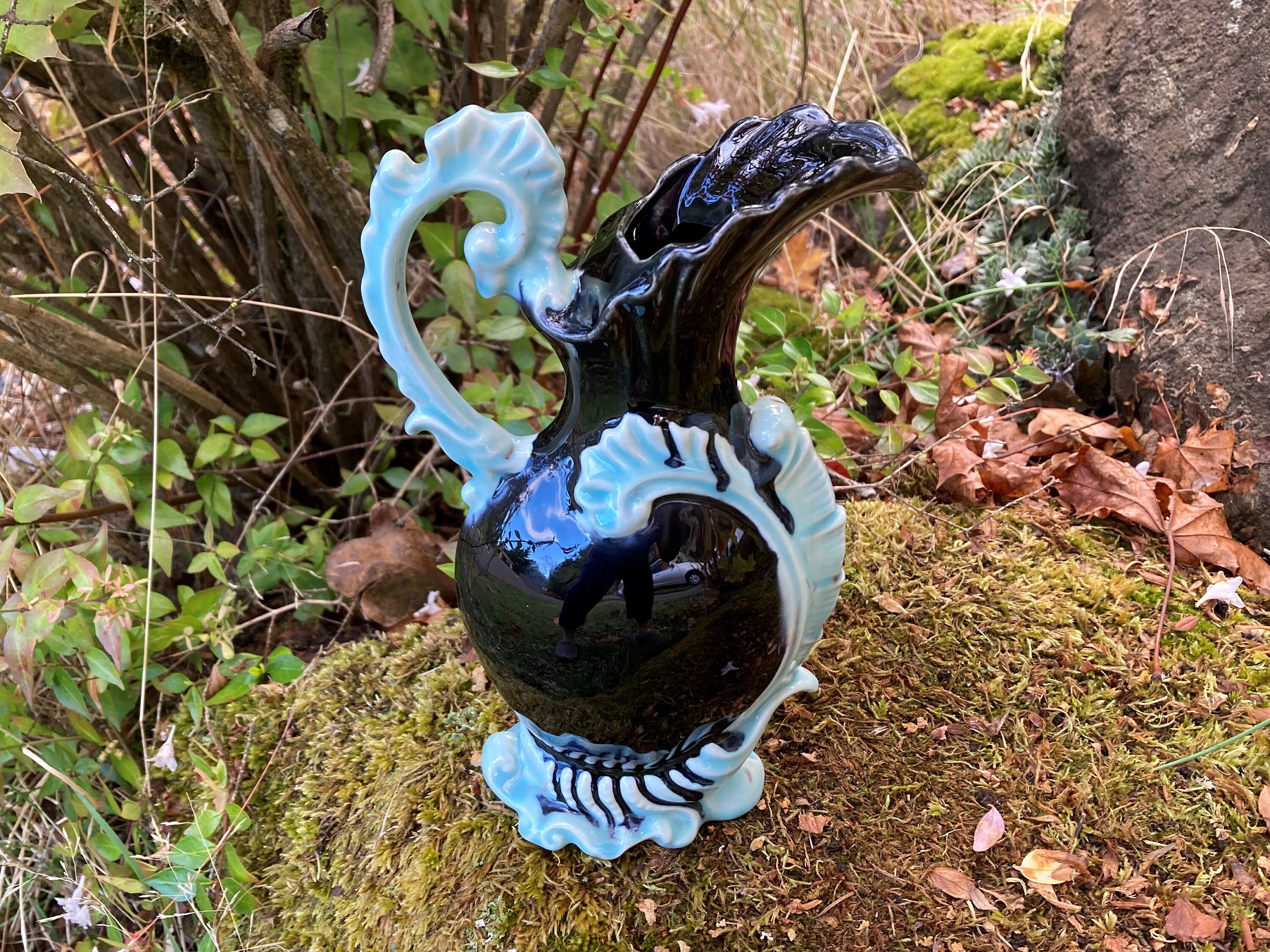 1970 年代のヴィンテージ、黒とライトブルーの装飾的な陶器の 8.25