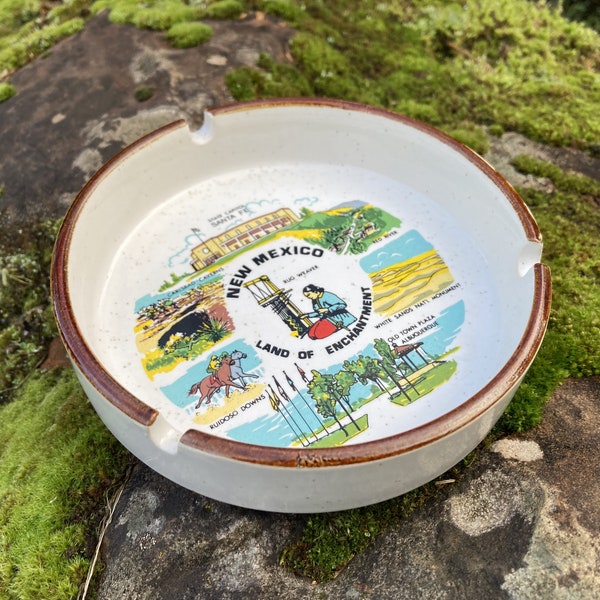 Cenicero de recuerdo vintage de cerámica redonda de 5" "Tierra de encanto de Nuevo México" con escenas del estado de NM