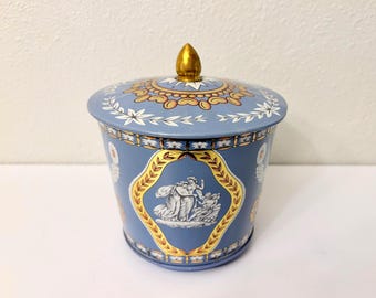 Lata de caramelos Riley's vintage (vacía) con escenas clásicas en relieve, fabricada en Inglaterra, década de 1950.