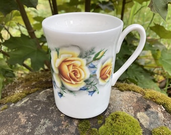 Tasse à thé/tasse à café Royal Windsor en porcelaine fine vintage avec roses jaunes et fleurs bleues (fabriqué en Angleterre)