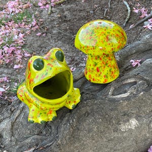 Vintage 1978 Arnels Green Speckled Pottery Frog Scrubby / Sponge Holder OR Mushroom / Toadstool Soap Shaker (sold separately)