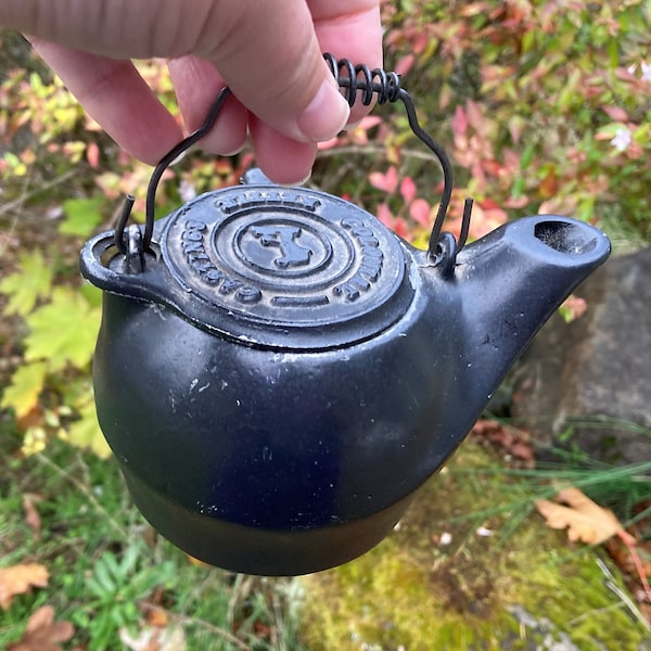 Vintage Miniatura de una pinta Fundición de aluminio colonial Caldera con tapa giratoria y mango de alambre (¿Muestra de vendedor? ¿Juguete para niños?) no hierro fundido