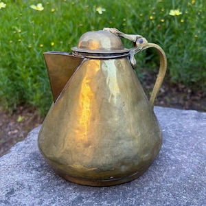 Vintage gehämmerte kegelförmige Messing-Teekanne mit Klappdeckel, Kupfernieten, primitiv