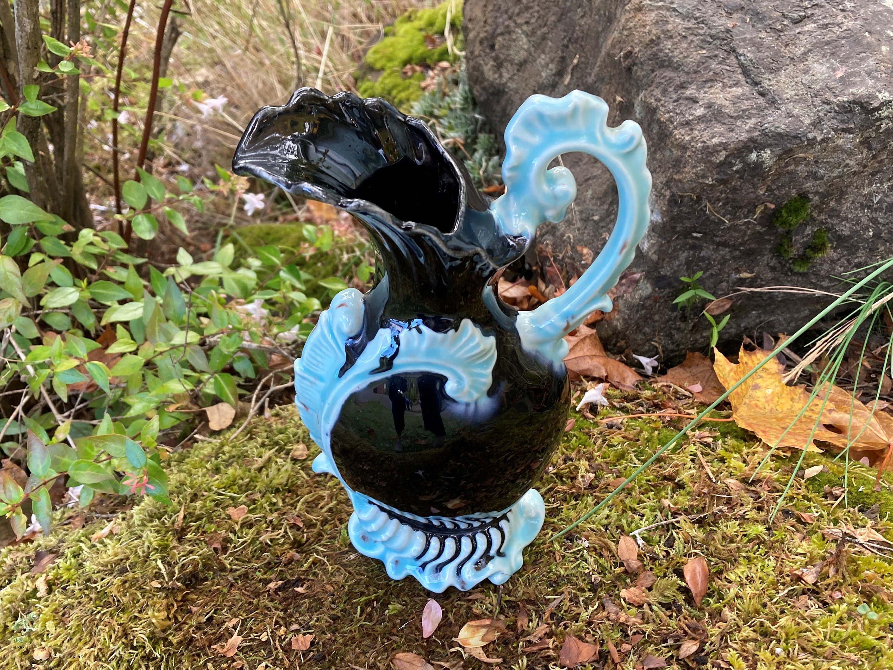 ヴィンテージ　水差し　陶器　大型 1970 年代のヴィンテージ、黒とライトブルーの装飾的な陶器の 8.25