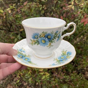 Vintage Queen Anne Bone China Teacup & Saucer w/ Blue Daisies and Yellow Flowers (Made in England, #8542)