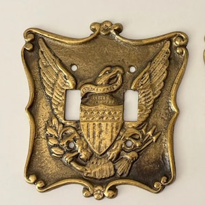 Placa embellecedora de interruptor de latón macizo de estilo vintage con escudo de águila americana (2 unidades disponibles, se venden por separado).