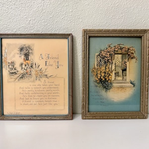 Könnte beinhalten: Zwei gerahmte Vintage-Drucke mit hellblauem Hintergrund. Der Druck auf der linken Seite zeigt ein Gedicht über Freundschaft mit dem Titel "A Friend Like You". Der Druck auf der rechten Seite zeigt eine Aquarellmalerei eines Fensters mit Blumen und ein Gedicht über Mütter.