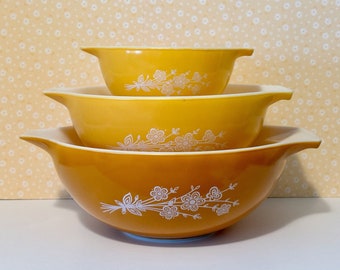 Vintage Pyrex "Butterfly Gold Bouquet" Cinderella Set aus drei Rührschüsseln, #441, 443, 444, hergestellt 1979-1981