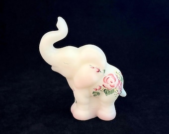 Mini statuetta di elefante in vetro satinato bianco, dipinta a mano, della serie "Rose Garden" di Fenton, del 1994, firmata e realizzata a mano.