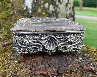 Vintage Small Pot Metal 4-footed Jewelry / Trinket Box W Vintage Small Pot Metal 4-footed Jewelry / Trinket Box W