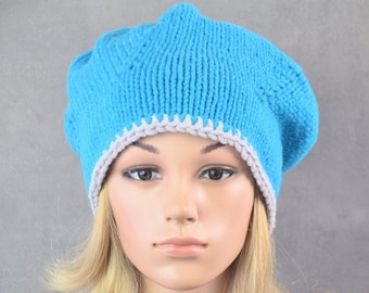 Barett in türkis Größe 55/57, gestrickter French Chic in Trendfarbe, Kopfbedeckung für Winter, schlichte Mütze Handarbeit