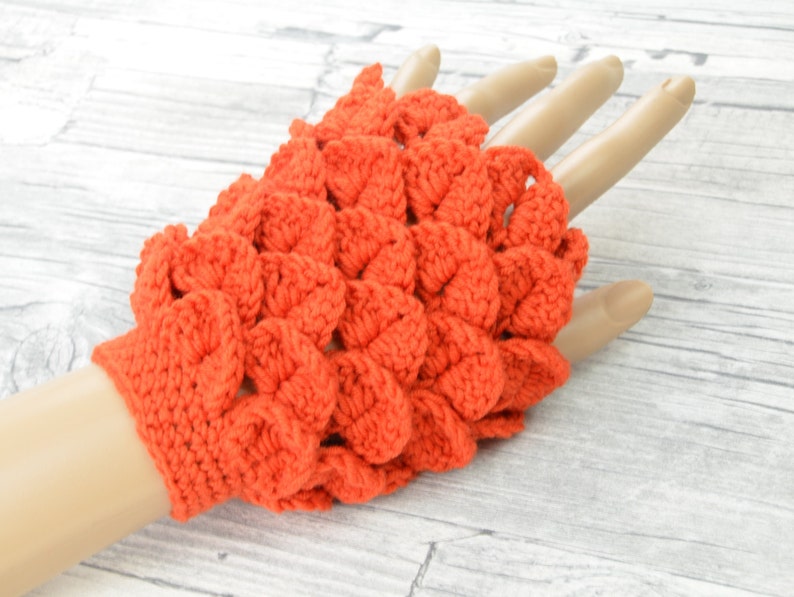 Handwärmer gehäkelt orange, ausgefallene Pulswärmer mit Daumenloch, fingerfreie Handschuhe für Sie image 3