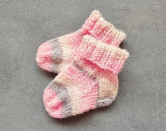 Erstlingssocken rosa grau Größe 15, gestrickte Baby Socken Neugeborene Mädchen, handgestrickte erste Babysachen, niedliche Babystrümpfe