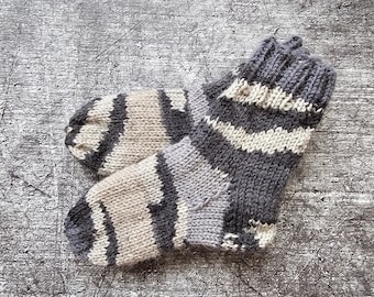 Baby Socken gestrickt 19/20 schwarz grau, Stricksocken 12 cm Länge,  Baby Strick 9 bis 12 Monate