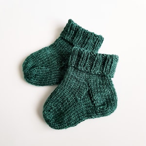 Babysocken dunkelgrün Größe 15/16, Stricksocken Baby, Wollsocken Neugeborene, Geschenk zur Geburt, gestrickte Babysachen Bild 1