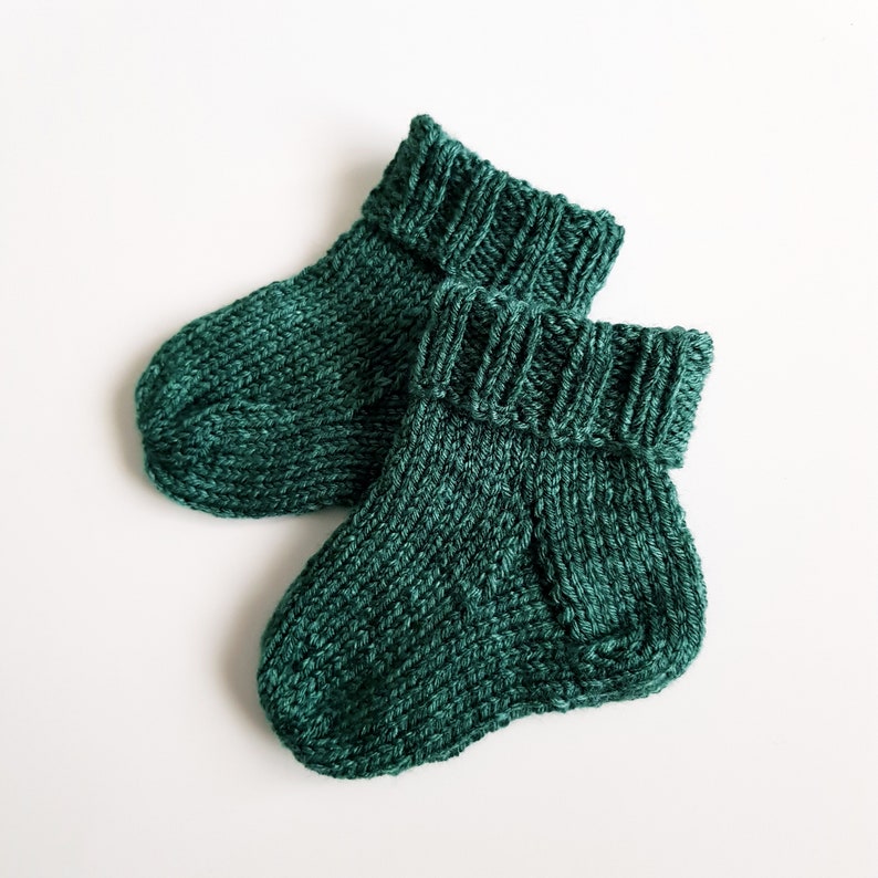 Babysocken dunkelgrün Größe 15/16, Stricksocken Baby, Wollsocken Neugeborene, Geschenk zur Geburt, gestrickte Babysachen image 1