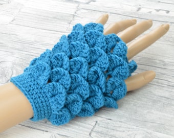 fingerlose Handschuhe mit Daumenloch in cyan blau, kurze Häkelstulpen für Fingerfreiheit, verspieltes Accessoire für Hände, Geschenkidee