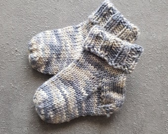 graue Erstlingssocken aus Merino Größe 15, neutrales Geburtsgeschenk, weiche Stricksocken für Neugeborene, Babystrick für den Nachwuchs