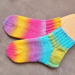 bunte Socken mit kurzem Bund in 3 Größen, gestrickte Sneakersocken Regenbogenfarben, Knöchelsocken 5 cm Rippenbund image 1