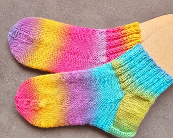 bunte Socken mit kurzem Bund in 3 Größen, gestrickte Sneakersocken Regenbogenfarben, Knöchelsocken 5 cm Rippenbund