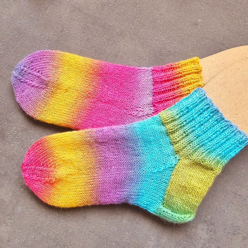 bunte Socken mit kurzem Bund in 3 Größen, gestrickte Sneakersocken Regenbogenfarben, Knöchelsocken 5 cm Rippenbund image 1