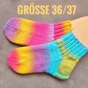 bunte Socken mit kurzem Bund in 3 Größen, gestrickte Sneakersocken Regenbogenfarben, Knöchelsocken 5 cm Rippenbund image 3