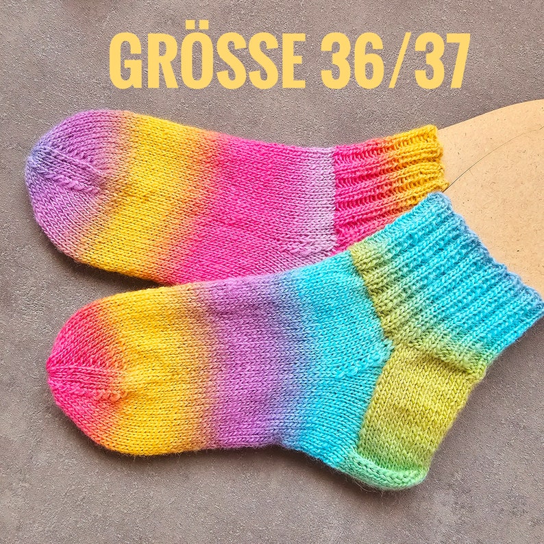 bunte Socken mit kurzem Bund in 3 Größen, gestrickte Sneakersocken Regenbogenfarben, Knöchelsocken 5 cm Rippenbund 36/37