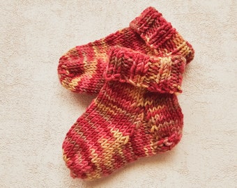 gestrickte Babysocken aus Merino Größe 15, Neugeborenensocken rot gelbe Zebrastreifen, Babygeschenk zur Geburt, erste niedliche Söckchen