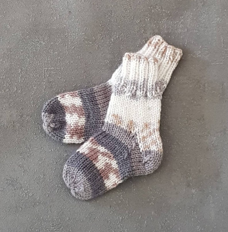 selbstgestrickte Babysocken nordischer Stil 16/17 und 18/19 Bild 1