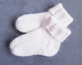 flauschige Babysocken weiß aus Angora und Lammwolle Größen 15 bis 18 wählbar, Accessoire für Outfit zur Taufe, besonderes Babygeschenk