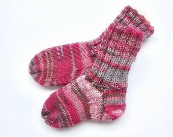 gestrickte Socken Größe 19/20 im Farbverlauf pink bis rosa und graubeige, Wollsocken für Mädchen 9 bis 12 Monate, Geschenk 1. Geburtstag