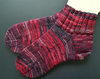 kurze Socken gestrickt 38/39 in schwarzgrau und Rottönen, dunkle Stricksocken mit Bund in Ped-Länge circa 25 cm Fußlänge für Sie oder Ihn
