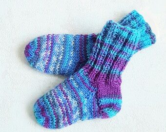 Baby Stricksocken 16/17 mehrfarbig in türkis blau und violett mit hohem Bund im Rippenmuster, Umschlagsocken 10 cm für Babyausstattung