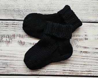 schwarze Babysocken Größe 16/17 von Hand gestrickt gerippter Bund und weiche Ferse, Merino Wollsocken 10 cm Fußlänge, Baby Geschenk Idee