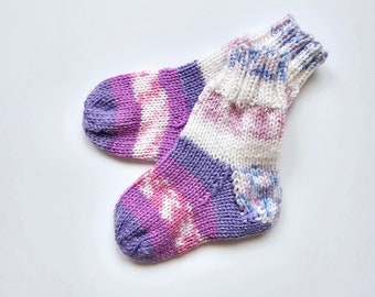 gestrickte Babysocken Größe 18/19 nordischer Stil weiß und lavendel Farben, mehrfarbige Baby Wollsocken in 2 Größen Geschenke Idee